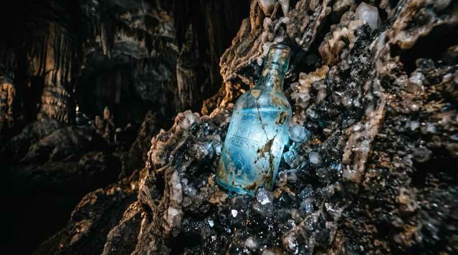 El Agua Más Antigua del Mundo: 2.000 Millones de Años en una Botella Imposible