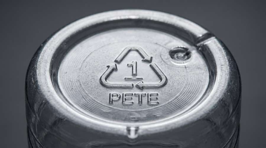 El Secreto del Número en la Base de tu Botella de Plástico (y Por Qué Debería Importarte)