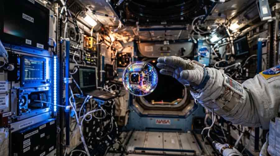 Por Qué los Astronautas No Pueden Beber Agua "Normal" en el Espacio
